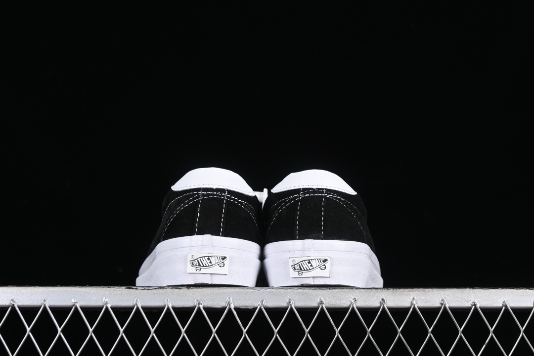💰160纯原
Vans Premium Sport 73 范斯高阶支线 经典黑白麂皮低帮休闲板鞋 VN000CR1BA2
#该支线继承了Vault OG与安纳海姆复古的气质,并加入了可拆卸的鞋垫。鞋身以高档麂皮打造,小巧的T字鞋头拼接设计。搭配梭织唛“OFF THE WALL”鞋舌标也让它显得与众不同 同时米白大底包边和FLYING-V 字侧边条 使经典的复古风格让人眼前一亮。
尺码:35 36 36.5 37 38 38.5 39 40 40.5 41 42 42.5 43 44 M.C3