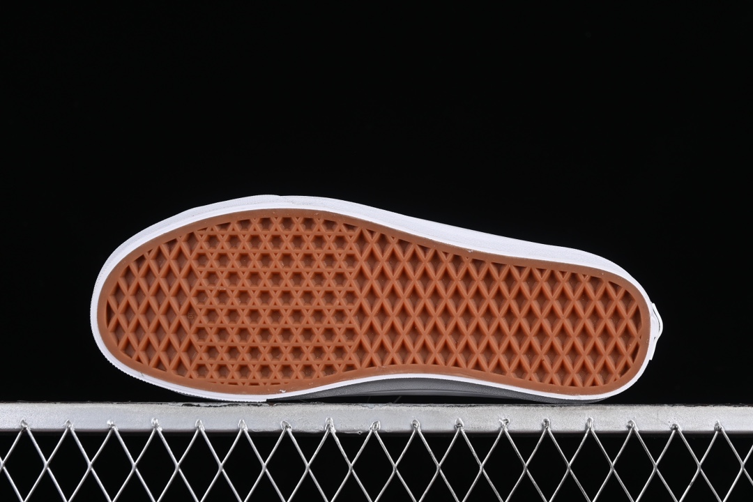 💰160纯原
Vans Premium Sport 73 范斯高阶支线 经典黑白麂皮低帮休闲板鞋 VN000CR1BA2
#该支线继承了Vault OG与安纳海姆复古的气质,并加入了可拆卸的鞋垫。鞋身以高档麂皮打造,小巧的T字鞋头拼接设计。搭配梭织唛“OFF THE WALL”鞋舌标也让它显得与众不同 同时米白大底包边和FLYING-V 字侧边条 使经典的复古风格让人眼前一亮。
尺码:35 36 36.5 37 38 38.5 39 40 40.5 41 42 42.5 43 44 M.C3
