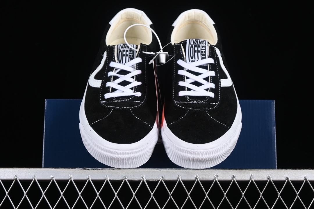 💰160纯原
Vans Premium Sport 73 范斯高阶支线 经典黑白麂皮低帮休闲板鞋 VN000CR1BA2
#该支线继承了Vault OG与安纳海姆复古的气质,并加入了可拆卸的鞋垫。鞋身以高档麂皮打造,小巧的T字鞋头拼接设计。搭配梭织唛“OFF THE WALL”鞋舌标也让它显得与众不同 同时米白大底包边和FLYING-V 字侧边条 使经典的复古风格让人眼前一亮。
尺码:35 36 36.5 37 38 38.5 39 40 40.5 41 42 42.5 43 44 M.C3