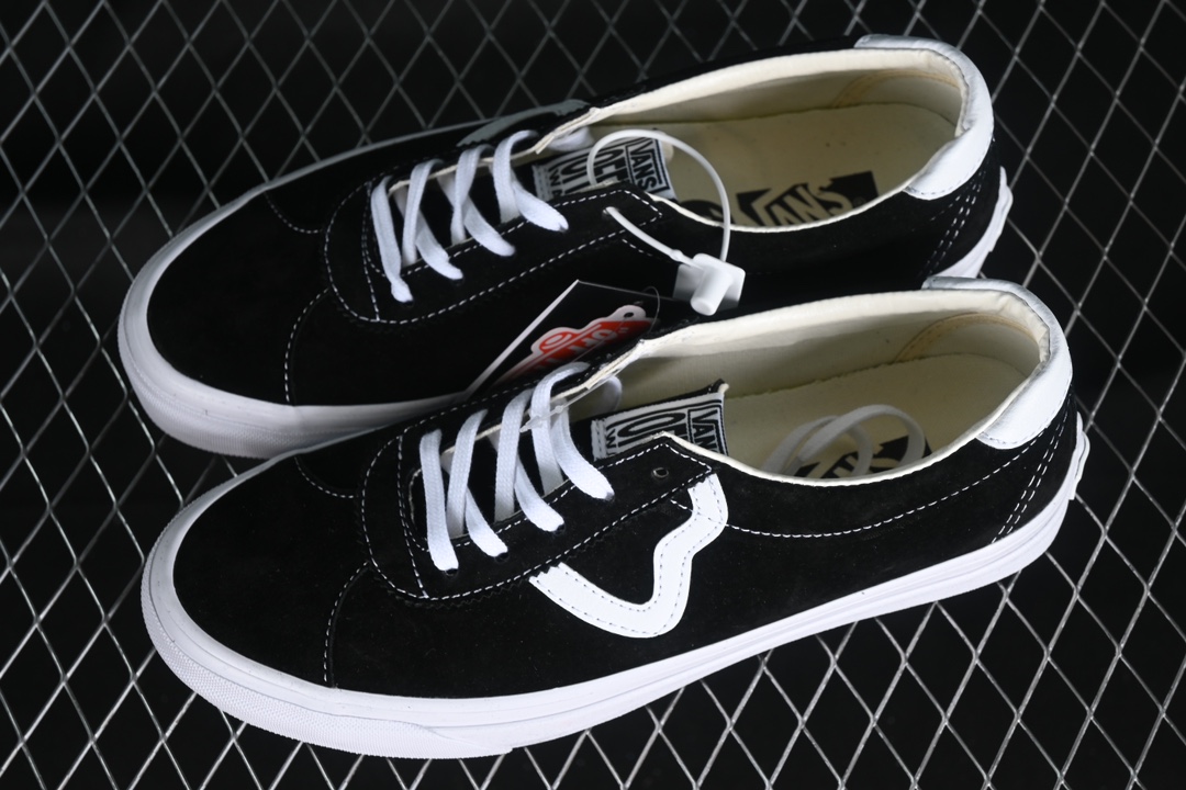 💰160纯原
Vans Premium Sport 73 范斯高阶支线 经典黑白麂皮低帮休闲板鞋 VN000CR1BA2
#该支线继承了Vault OG与安纳海姆复古的气质,并加入了可拆卸的鞋垫。鞋身以高档麂皮打造,小巧的T字鞋头拼接设计。搭配梭织唛“OFF THE WALL”鞋舌标也让它显得与众不同 同时米白大底包边和FLYING-V 字侧边条 使经典的复古风格让人眼前一亮。
尺码:35 36 36.5 37 38 38.5 39 40 40.5 41 42 42.5 43 44 M.C3