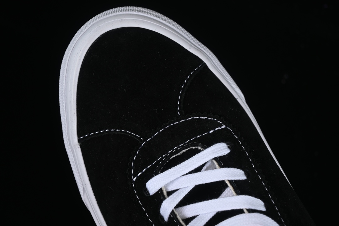 💰160纯原
Vans Premium Sport 73 范斯高阶支线 经典黑白麂皮低帮休闲板鞋 VN000CR1BA2
#该支线继承了Vault OG与安纳海姆复古的气质,并加入了可拆卸的鞋垫。鞋身以高档麂皮打造,小巧的T字鞋头拼接设计。搭配梭织唛“OFF THE WALL”鞋舌标也让它显得与众不同 同时米白大底包边和FLYING-V 字侧边条 使经典的复古风格让人眼前一亮。
尺码:35 36 36.5 37 38 38.5 39 40 40.5 41 42 42.5 43 44 M.C3