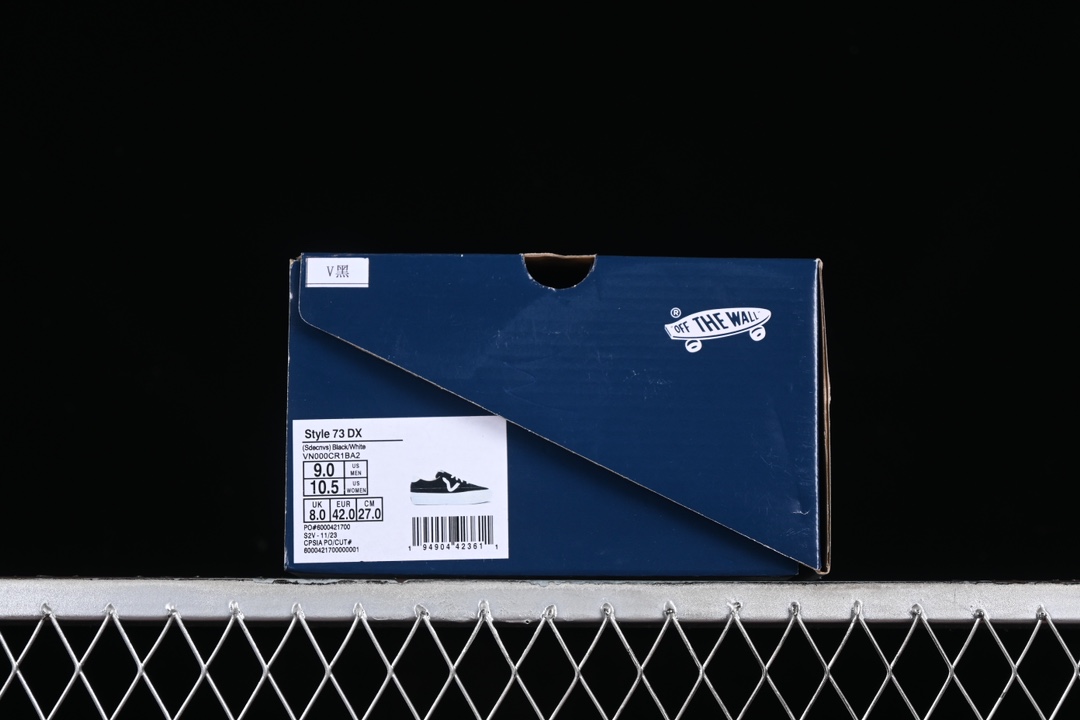 💰160纯原
Vans Premium Sport 73 范斯高阶支线 经典黑白麂皮低帮休闲板鞋 VN000CR1BA2
#该支线继承了Vault OG与安纳海姆复古的气质,并加入了可拆卸的鞋垫。鞋身以高档麂皮打造,小巧的T字鞋头拼接设计。搭配梭织唛“OFF THE WALL”鞋舌标也让它显得与众不同 同时米白大底包边和FLYING-V 字侧边条 使经典的复古风格让人眼前一亮。
尺码:35 36 36.5 37 38 38.5 39 40 40.5 41 42 42.5 43 44 M.C3