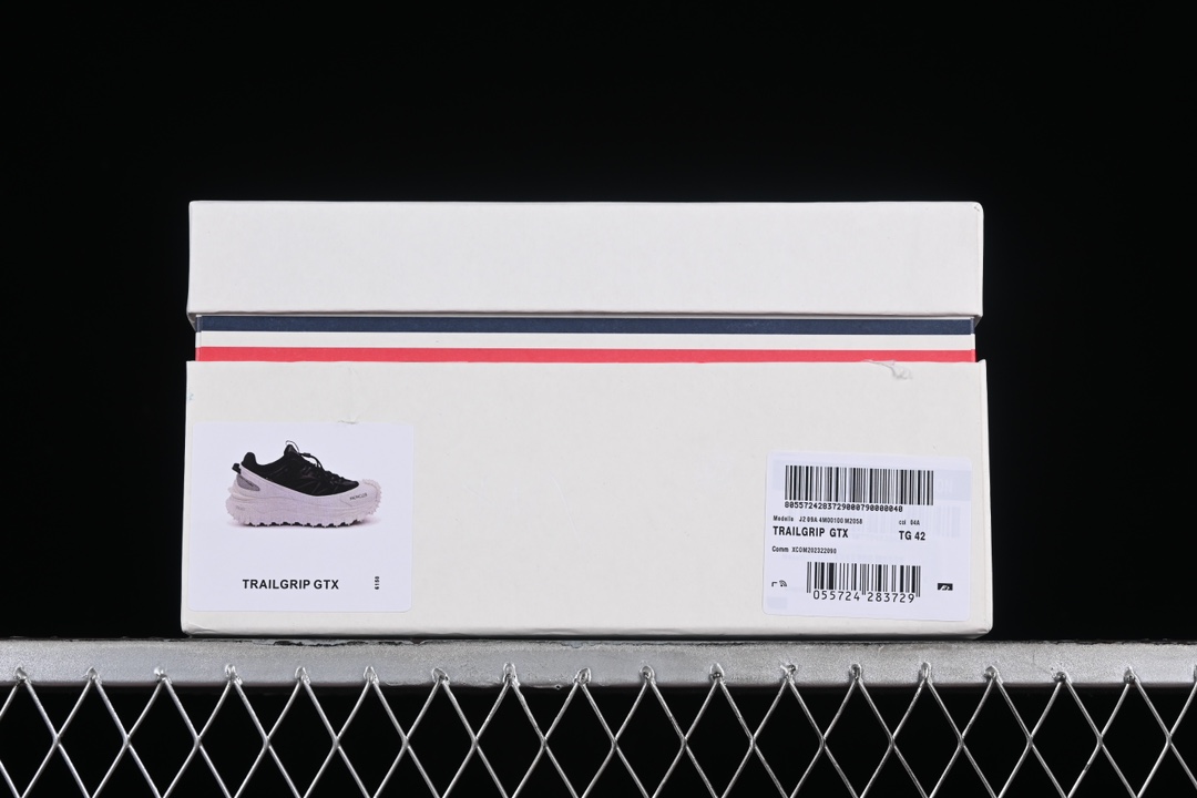 💰500纯原
Moncler 盟可睐/蒙口 Trailgrip GTX 抗撕裂材质山地户外鞋 M00100M2058
#鞋身采用Cordura防撕裂尼龙/Gore-Tex防水材质 中底内置全掌碳板 支撑性能拉满 侧边3M反光带
#大底采用RB MD 碳板 TPU 五层分离组合 鞋底搭载Vibram外底提供超强的抓地力和防滑性能 原装大盒包装 内赠Moncler徽章防层袋一副
尺码:36 36.5 37.5 38 38.5 39 40 40.5 41 42 42.5 43 44 44.5 45 46 X.E5
