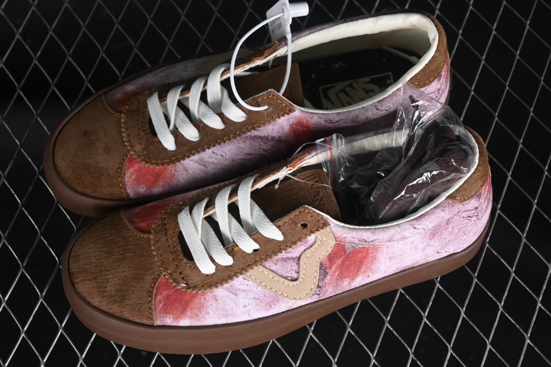 💰160纯原
Vans Sport Low 范斯官方 情人节限定低帮休闲板鞋 VN000CTDDGM
#冥王星&卡戎星的相遇 该支线继承了Vault OG与安纳海姆复古的气质。鞋身以高档麂皮打造,小巧的T字鞋头拼接设计。搭配梭织唛“OFF THE WALL”鞋舌标也让它显得与众不同 FLYING-V 字侧边条 使经典的复古风格让人眼前一亮。
尺码:35 36 36.5 37 38 38.5 39 40 40.5 41 42 42.5 43 44 M.C3