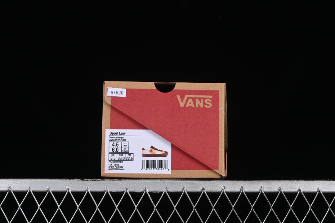 💰160纯原
Vans Sport Low 范斯官方 情人节限定低帮休闲板鞋 VN000CTDDGM
#冥王星&卡戎星的相遇 该支线继承了Vault OG与安纳海姆复古的气质。鞋身以高档麂皮打造,小巧的T字鞋头拼接设计。搭配梭织唛“OFF THE WALL”鞋舌标也让它显得与众不同 FLYING-V 字侧边条 使经典的复古风格让人眼前一亮。
尺码:35 36 36.5 37 38 38.5 39 40 40.5 41 42 42.5 43 44 M.C3