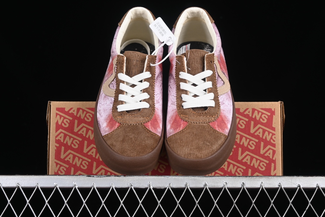 💰160纯原
Vans Sport Low 范斯官方 情人节限定低帮休闲板鞋 VN000CTDDGM
#冥王星&卡戎星的相遇 该支线继承了Vault OG与安纳海姆复古的气质。鞋身以高档麂皮打造,小巧的T字鞋头拼接设计。搭配梭织唛“OFF THE WALL”鞋舌标也让它显得与众不同 FLYING-V 字侧边条 使经典的复古风格让人眼前一亮。
尺码:35 36 36.5 37 38 38.5 39 40 40.5 41 42 42.5 43 44 M.C3