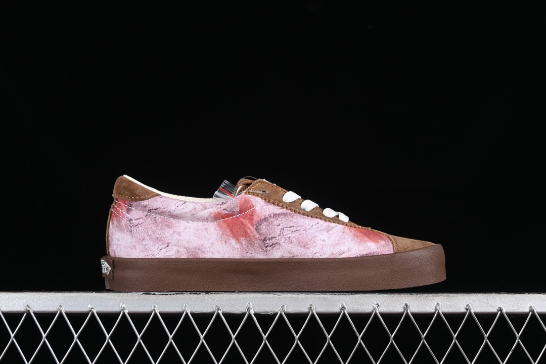 💰160纯原
Vans Sport Low 范斯官方 情人节限定低帮休闲板鞋 VN000CTDDGM
#冥王星&卡戎星的相遇 该支线继承了Vault OG与安纳海姆复古的气质。鞋身以高档麂皮打造,小巧的T字鞋头拼接设计。搭配梭织唛“OFF THE WALL”鞋舌标也让它显得与众不同 FLYING-V 字侧边条 使经典的复古风格让人眼前一亮。
尺码:35 36 36.5 37 38 38.5 39 40 40.5 41 42 42.5 43 44 M.C3