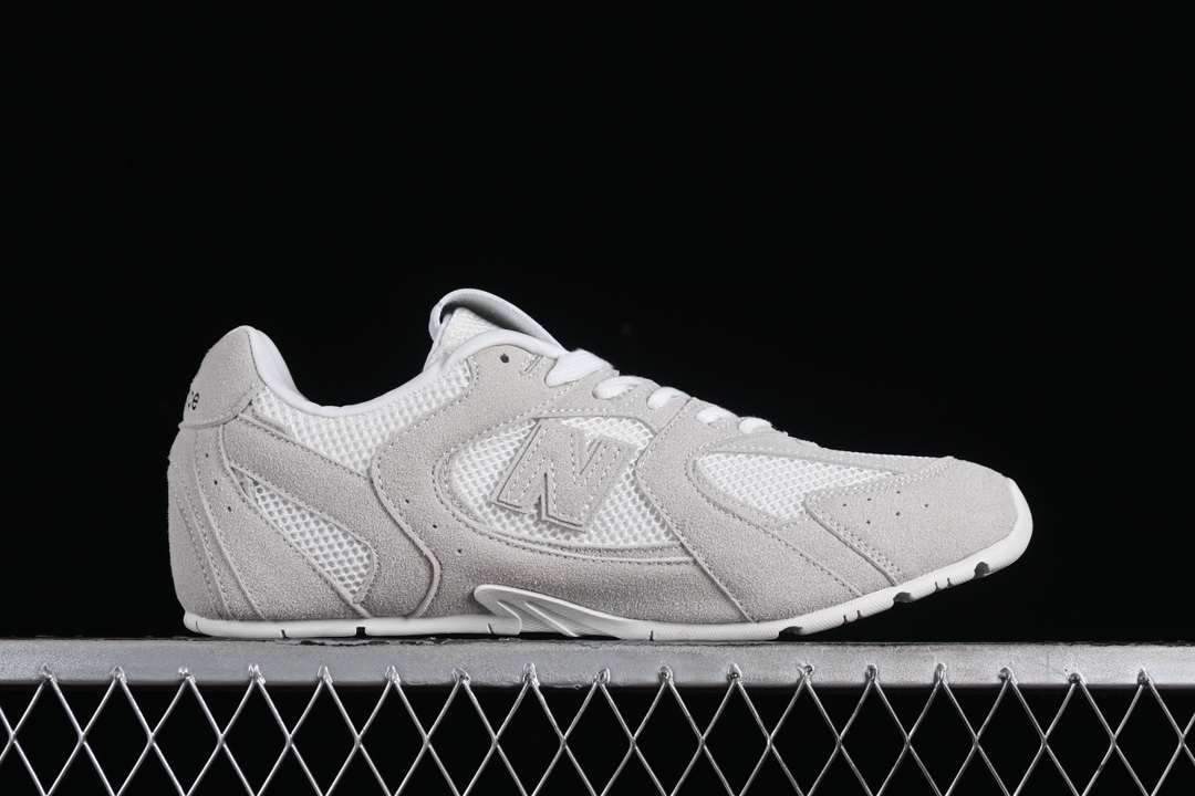 💰240纯原
MiuMiu x New Balance 530系列 意大利奢侈品牌/缪缪联名款低帮经典复古休闲运动慢跑鞋
#鞋款采用解构和轻盈的设计,彷旧的布料包覆着 New Balance 530的轮廓,刻意磨损、不均匀的皮革色调,让波鞋多了不同的个性 这款联名鞋款配有双鞋带设计,包括白色、橙色、棕色和黄色鞋带,营造出随性系起的感觉,为整体感又多了几分 Boyish 以及率性感
尺码:36 37 37.5 38 38.5 39.5 40 40.5 41.5 42 42.5 43.5 44 44.5 45 H8D4