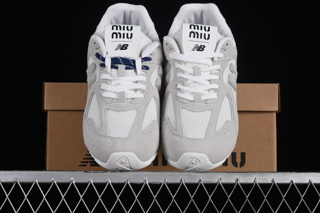 💰240纯原
MiuMiu x New Balance 530系列 意大利奢侈品牌/缪缪联名款低帮经典复古休闲运动慢跑鞋
#鞋款采用解构和轻盈的设计,彷旧的布料包覆着 New Balance 530的轮廓,刻意磨损、不均匀的皮革色调,让波鞋多了不同的个性 这款联名鞋款配有双鞋带设计,包括白色、橙色、棕色和黄色鞋带,营造出随性系起的感觉,为整体感又多了几分 Boyish 以及率性感
尺码:36 37 37.5 38 38.5 39.5 40 40.5 41.5 42 42.5 43.5 44 44.5 45 H8D4
