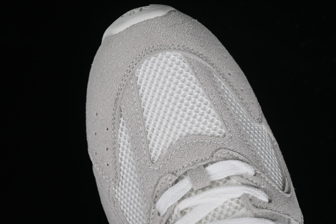 💰240纯原
MiuMiu x New Balance 530系列 意大利奢侈品牌/缪缪联名款低帮经典复古休闲运动慢跑鞋
#鞋款采用解构和轻盈的设计,彷旧的布料包覆着 New Balance 530的轮廓,刻意磨损、不均匀的皮革色调,让波鞋多了不同的个性 这款联名鞋款配有双鞋带设计,包括白色、橙色、棕色和黄色鞋带,营造出随性系起的感觉,为整体感又多了几分 Boyish 以及率性感
尺码:36 37 37.5 38 38.5 39.5 40 40.5 41.5 42 42.5 43.5 44 44.5 45 H8D4