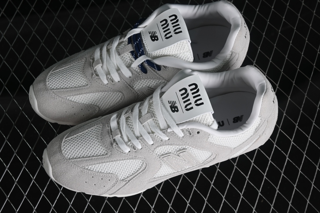 💰240纯原
MiuMiu x New Balance 530系列 意大利奢侈品牌/缪缪联名款低帮经典复古休闲运动慢跑鞋
#鞋款采用解构和轻盈的设计,彷旧的布料包覆着 New Balance 530的轮廓,刻意磨损、不均匀的皮革色调,让波鞋多了不同的个性 这款联名鞋款配有双鞋带设计,包括白色、橙色、棕色和黄色鞋带,营造出随性系起的感觉,为整体感又多了几分 Boyish 以及率性感
尺码:36 37 37.5 38 38.5 39.5 40 40.5 41.5 42 42.5 43.5 44 44.5 45 H8D4