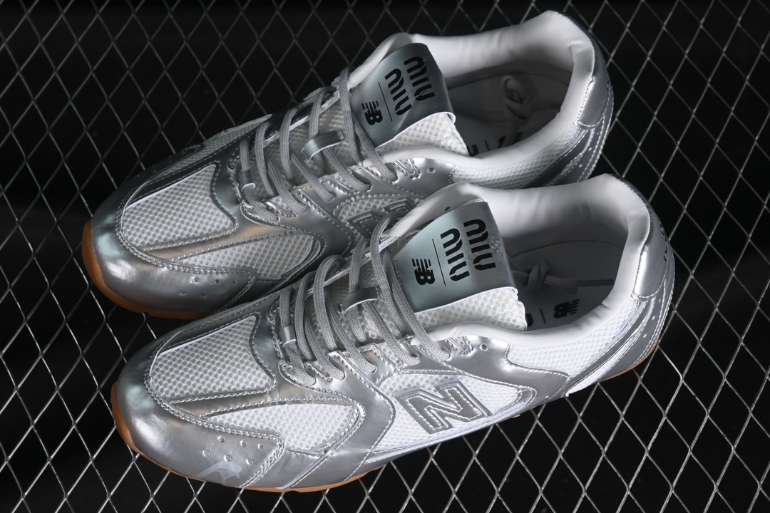 💰240纯原
MiuMiu x New Balance 530系列 意大利奢侈品牌/缪缪联名款低帮经典复古休闲运动慢跑鞋
#鞋款采用解构和轻盈的设计,彷旧的布料包覆着 New Balance 530的轮廓,刻意磨损、不均匀的皮革色调,让波鞋多了不同的个性 这款联名鞋款配有双鞋带设计,包括白色、橙色、棕色和黄色鞋带,营造出随性系起的感觉,为整体感又多了几分 Boyish 以及率性感
尺码:36 37 37.5 38 38.5 39.5 40 40.5 41.5 42 42.5 43.5 44 44.5 45 H8D4