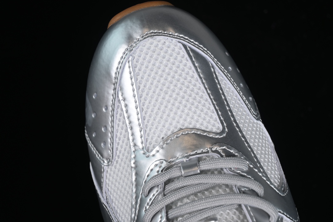 💰240纯原
MiuMiu x New Balance 530系列 意大利奢侈品牌/缪缪联名款低帮经典复古休闲运动慢跑鞋
#鞋款采用解构和轻盈的设计,彷旧的布料包覆着 New Balance 530的轮廓,刻意磨损、不均匀的皮革色调,让波鞋多了不同的个性 这款联名鞋款配有双鞋带设计,包括白色、橙色、棕色和黄色鞋带,营造出随性系起的感觉,为整体感又多了几分 Boyish 以及率性感
尺码:36 37 37.5 38 38.5 39.5 40 40.5 41.5 42 42.5 43.5 44 44.5 45 H8D4