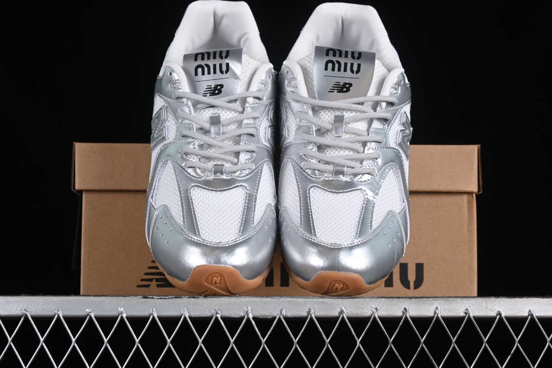 💰240纯原
MiuMiu x New Balance 530系列 意大利奢侈品牌/缪缪联名款低帮经典复古休闲运动慢跑鞋
#鞋款采用解构和轻盈的设计,彷旧的布料包覆着 New Balance 530的轮廓,刻意磨损、不均匀的皮革色调,让波鞋多了不同的个性 这款联名鞋款配有双鞋带设计,包括白色、橙色、棕色和黄色鞋带,营造出随性系起的感觉,为整体感又多了几分 Boyish 以及率性感
尺码:36 37 37.5 38 38.5 39.5 40 40.5 41.5 42 42.5 43.5 44 44.5 45 H8D4