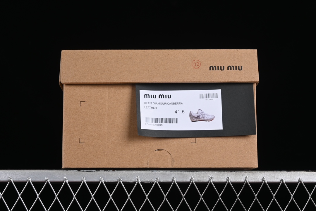 💰240纯原
MiuMiu x New Balance 530系列 意大利奢侈品牌/缪缪联名款低帮经典复古休闲运动慢跑鞋
#鞋款采用解构和轻盈的设计,彷旧的布料包覆着 New Balance 530的轮廓,刻意磨损、不均匀的皮革色调,让波鞋多了不同的个性 这款联名鞋款配有双鞋带设计,包括白色、橙色、棕色和黄色鞋带,营造出随性系起的感觉,为整体感又多了几分 Boyish 以及率性感
尺码:36 37 37.5 38 38.5 39.5 40 40.5 41.5 42 42.5 43.5 44 44.5 45 H8D4