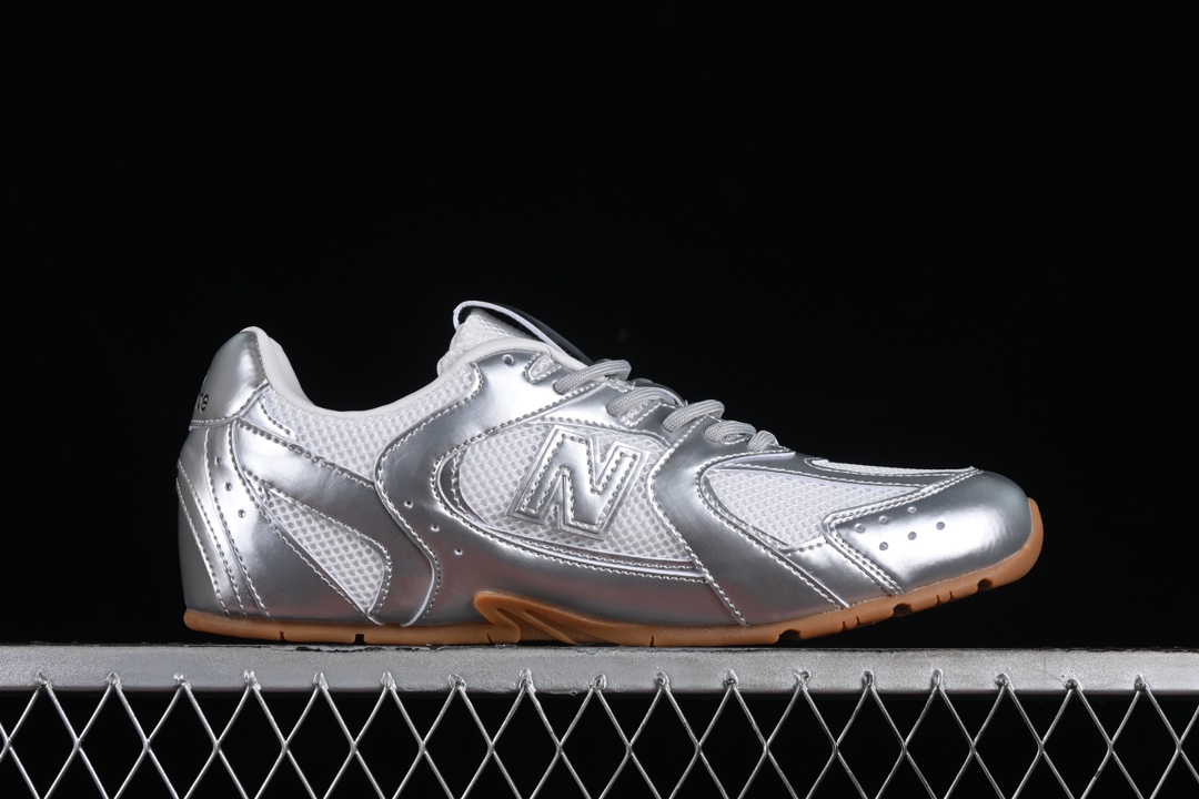 💰240纯原
MiuMiu x New Balance 530系列 意大利奢侈品牌/缪缪联名款低帮经典复古休闲运动慢跑鞋
#鞋款采用解构和轻盈的设计,彷旧的布料包覆着 New Balance 530的轮廓,刻意磨损、不均匀的皮革色调,让波鞋多了不同的个性 这款联名鞋款配有双鞋带设计,包括白色、橙色、棕色和黄色鞋带,营造出随性系起的感觉,为整体感又多了几分 Boyish 以及率性感
尺码:36 37 37.5 38 38.5 39.5 40 40.5 41.5 42 42.5 43.5 44 44.5 45 H8D4