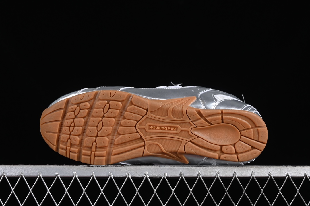 💰240纯原
MiuMiu x New Balance 530系列 意大利奢侈品牌/缪缪联名款低帮经典复古休闲运动慢跑鞋
#鞋款采用解构和轻盈的设计,彷旧的布料包覆着 New Balance 530的轮廓,刻意磨损、不均匀的皮革色调,让波鞋多了不同的个性 这款联名鞋款配有双鞋带设计,包括白色、橙色、棕色和黄色鞋带,营造出随性系起的感觉,为整体感又多了几分 Boyish 以及率性感
尺码:36 37 37.5 38 38.5 39.5 40 40.5 41.5 42 42.5 43.5 44 44.5 45 H8D4