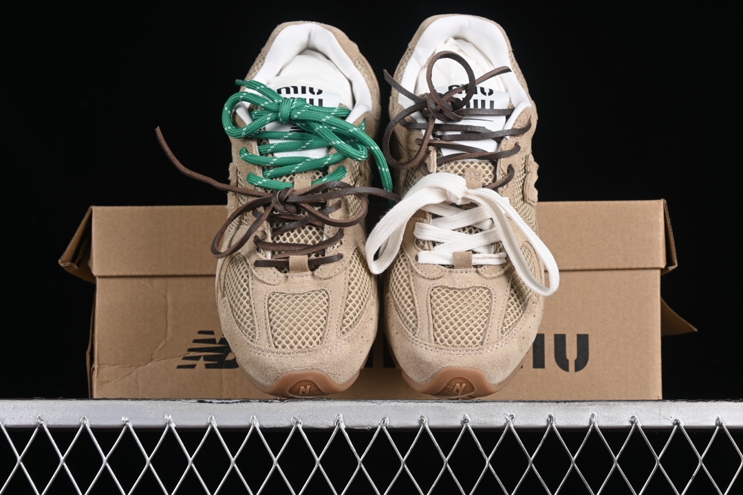 💰340纯原
MiuMiu x New Balance 530系列 意大利奢侈品牌/缪缪联名款低帮经典复古休闲运动慢跑鞋
#鞋款采用解构和轻盈的设计，彷旧的布料包覆着 New Balance 530的轮廓，刻意磨损、不均匀的皮革色调，让波鞋多了不同的个性 这款联名鞋款配有双鞋带设计，包括白色、橙色、棕色和黄色鞋带，营造出随性系起的感觉，为整体感又多了几分 Boyish 以及率性感
尺码：35 36 37 37.5 38 38.5 39.5 40 G.D4
