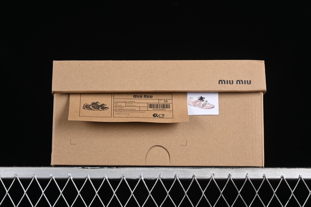 💰340纯原
MiuMiu x New Balance 530系列 意大利奢侈品牌/缪缪联名款低帮经典复古休闲运动慢跑鞋
#鞋款采用解构和轻盈的设计，彷旧的布料包覆着 New Balance 530的轮廓，刻意磨损、不均匀的皮革色调，让波鞋多了不同的个性 这款联名鞋款配有双鞋带设计，包括白色、橙色、棕色和黄色鞋带，营造出随性系起的感觉，为整体感又多了几分 Boyish 以及率性感
尺码：35 36 37 37.5 38 38.5 39.5 40 G.D4