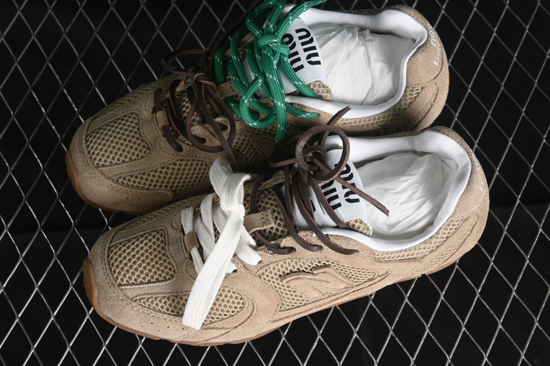 💰340纯原
MiuMiu x New Balance 530系列 意大利奢侈品牌/缪缪联名款低帮经典复古休闲运动慢跑鞋
#鞋款采用解构和轻盈的设计，彷旧的布料包覆着 New Balance 530的轮廓，刻意磨损、不均匀的皮革色调，让波鞋多了不同的个性 这款联名鞋款配有双鞋带设计，包括白色、橙色、棕色和黄色鞋带，营造出随性系起的感觉，为整体感又多了几分 Boyish 以及率性感
尺码：35 36 37 37.5 38 38.5 39.5 40 G.D4