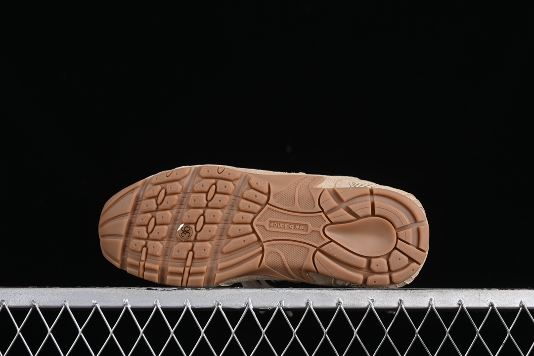 💰340纯原
MiuMiu x New Balance 530系列 意大利奢侈品牌/缪缪联名款低帮经典复古休闲运动慢跑鞋
#鞋款采用解构和轻盈的设计，彷旧的布料包覆着 New Balance 530的轮廓，刻意磨损、不均匀的皮革色调，让波鞋多了不同的个性 这款联名鞋款配有双鞋带设计，包括白色、橙色、棕色和黄色鞋带，营造出随性系起的感觉，为整体感又多了几分 Boyish 以及率性感
尺码：35 36 37 37.5 38 38.5 39.5 40 G.D4