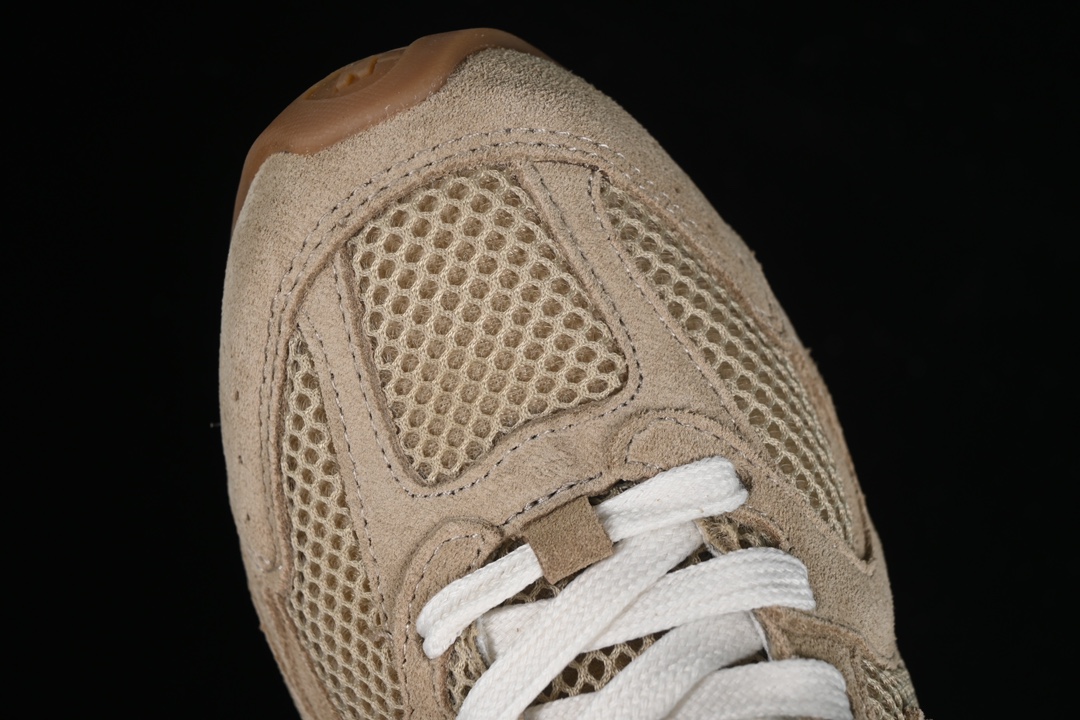 💰340纯原
MiuMiu x New Balance 530系列 意大利奢侈品牌/缪缪联名款低帮经典复古休闲运动慢跑鞋
#鞋款采用解构和轻盈的设计，彷旧的布料包覆着 New Balance 530的轮廓，刻意磨损、不均匀的皮革色调，让波鞋多了不同的个性 这款联名鞋款配有双鞋带设计，包括白色、橙色、棕色和黄色鞋带，营造出随性系起的感觉，为整体感又多了几分 Boyish 以及率性感
尺码：35 36 37 37.5 38 38.5 39.5 40 G.D4