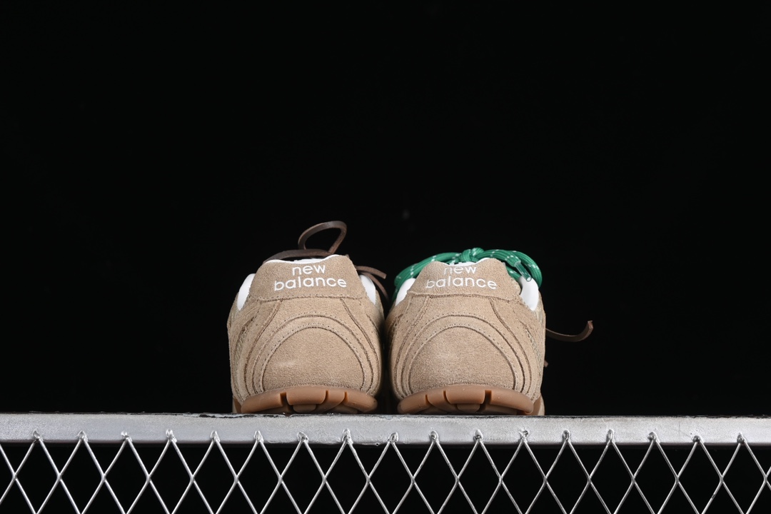 💰340纯原
MiuMiu x New Balance 530系列 意大利奢侈品牌/缪缪联名款低帮经典复古休闲运动慢跑鞋
#鞋款采用解构和轻盈的设计，彷旧的布料包覆着 New Balance 530的轮廓，刻意磨损、不均匀的皮革色调，让波鞋多了不同的个性 这款联名鞋款配有双鞋带设计，包括白色、橙色、棕色和黄色鞋带，营造出随性系起的感觉，为整体感又多了几分 Boyish 以及率性感
尺码：35 36 37 37.5 38 38.5 39.5 40 G.D4