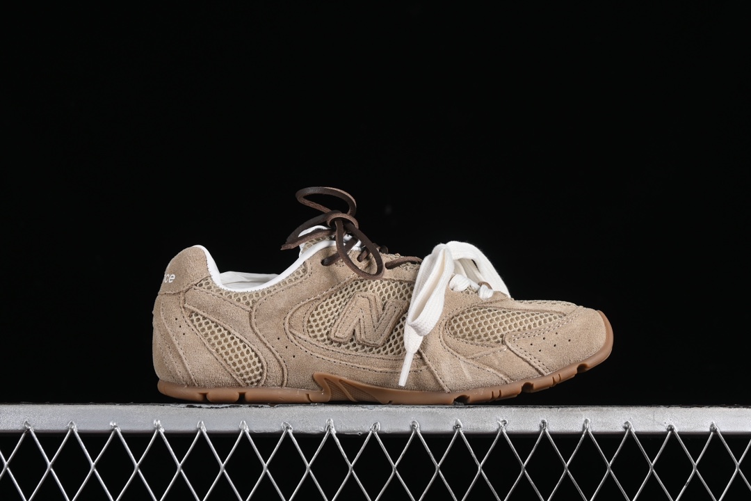 💰340纯原
MiuMiu x New Balance 530系列 意大利奢侈品牌/缪缪联名款低帮经典复古休闲运动慢跑鞋
#鞋款采用解构和轻盈的设计，彷旧的布料包覆着 New Balance 530的轮廓，刻意磨损、不均匀的皮革色调，让波鞋多了不同的个性 这款联名鞋款配有双鞋带设计，包括白色、橙色、棕色和黄色鞋带，营造出随性系起的感觉，为整体感又多了几分 Boyish 以及率性感
尺码：35 36 37 37.5 38 38.5 39.5 40 G.D4