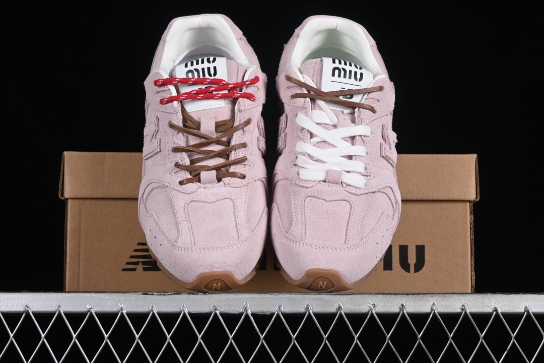 💰260纯原
MiuMiu x New Balance 530系列 意大利奢侈品牌/缪缪联名款低帮经典复古休闲运动慢跑鞋 粉色
#鞋款采用解构和轻盈的设计,彷旧的布料包覆着 New Balance 530的轮廓,刻意磨损、不均匀的皮革色调,让波鞋多了不同的个性 这款联名鞋款配有双鞋带设计,包括白色、橙色、棕色和黄色鞋带,营造出随性系起的感觉,为整体感又多了几分 Boyish 以及率性感
尺码:35 36 37 38 39 40 N.D4