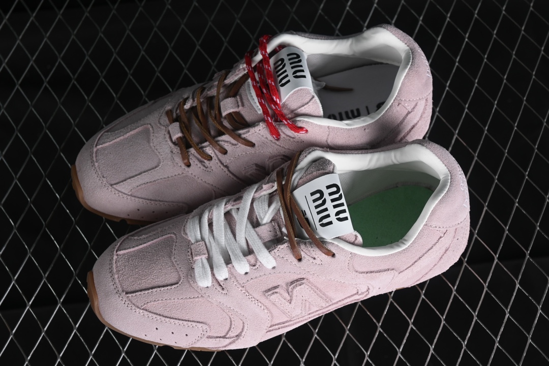 💰260纯原
MiuMiu x New Balance 530系列 意大利奢侈品牌/缪缪联名款低帮经典复古休闲运动慢跑鞋 粉色
#鞋款采用解构和轻盈的设计,彷旧的布料包覆着 New Balance 530的轮廓,刻意磨损、不均匀的皮革色调,让波鞋多了不同的个性 这款联名鞋款配有双鞋带设计,包括白色、橙色、棕色和黄色鞋带,营造出随性系起的感觉,为整体感又多了几分 Boyish 以及率性感
尺码:35 36 37 38 39 40 N.D4