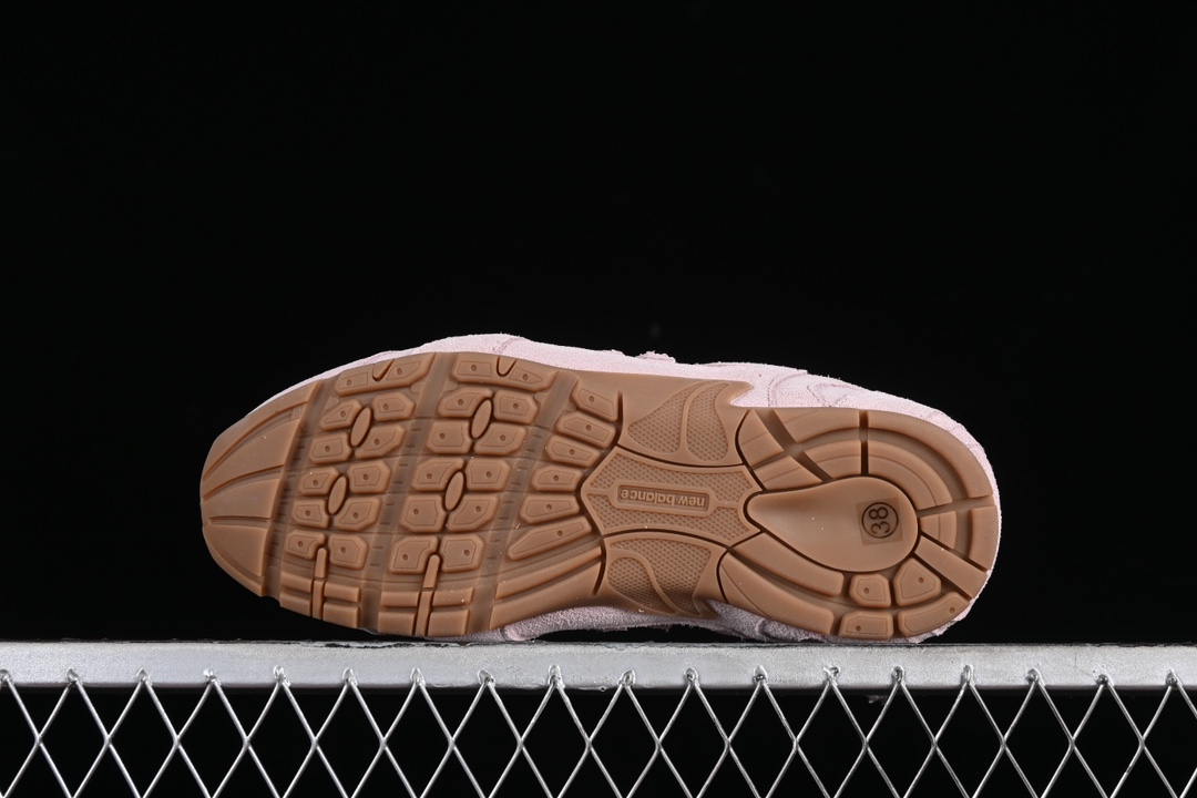 💰260纯原
MiuMiu x New Balance 530系列 意大利奢侈品牌/缪缪联名款低帮经典复古休闲运动慢跑鞋 粉色
#鞋款采用解构和轻盈的设计,彷旧的布料包覆着 New Balance 530的轮廓,刻意磨损、不均匀的皮革色调,让波鞋多了不同的个性 这款联名鞋款配有双鞋带设计,包括白色、橙色、棕色和黄色鞋带,营造出随性系起的感觉,为整体感又多了几分 Boyish 以及率性感
尺码:35 36 37 38 39 40 N.D4