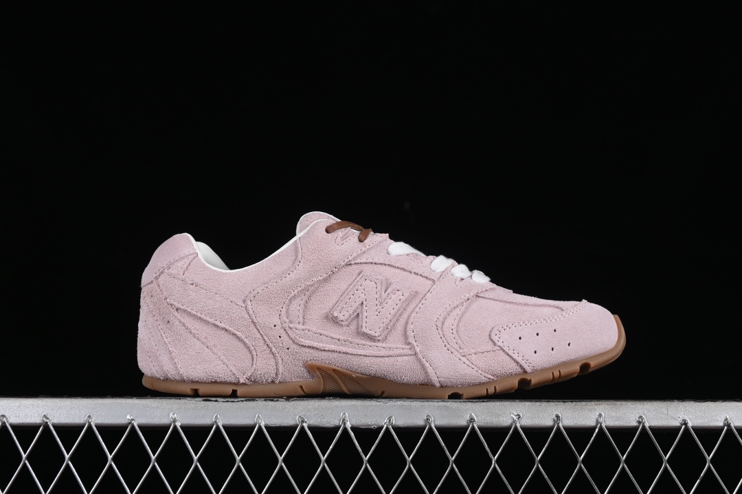 💰260纯原
MiuMiu x New Balance 530系列 意大利奢侈品牌/缪缪联名款低帮经典复古休闲运动慢跑鞋 粉色
#鞋款采用解构和轻盈的设计,彷旧的布料包覆着 New Balance 530的轮廓,刻意磨损、不均匀的皮革色调,让波鞋多了不同的个性 这款联名鞋款配有双鞋带设计,包括白色、橙色、棕色和黄色鞋带,营造出随性系起的感觉,为整体感又多了几分 Boyish 以及率性感
尺码:35 36 37 38 39 40 N.D4