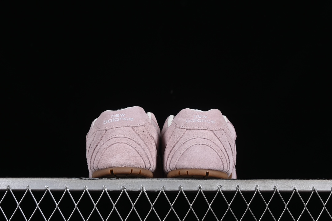 💰260纯原
MiuMiu x New Balance 530系列 意大利奢侈品牌/缪缪联名款低帮经典复古休闲运动慢跑鞋 粉色
#鞋款采用解构和轻盈的设计,彷旧的布料包覆着 New Balance 530的轮廓,刻意磨损、不均匀的皮革色调,让波鞋多了不同的个性 这款联名鞋款配有双鞋带设计,包括白色、橙色、棕色和黄色鞋带,营造出随性系起的感觉,为整体感又多了几分 Boyish 以及率性感
尺码:35 36 37 38 39 40 N.D4