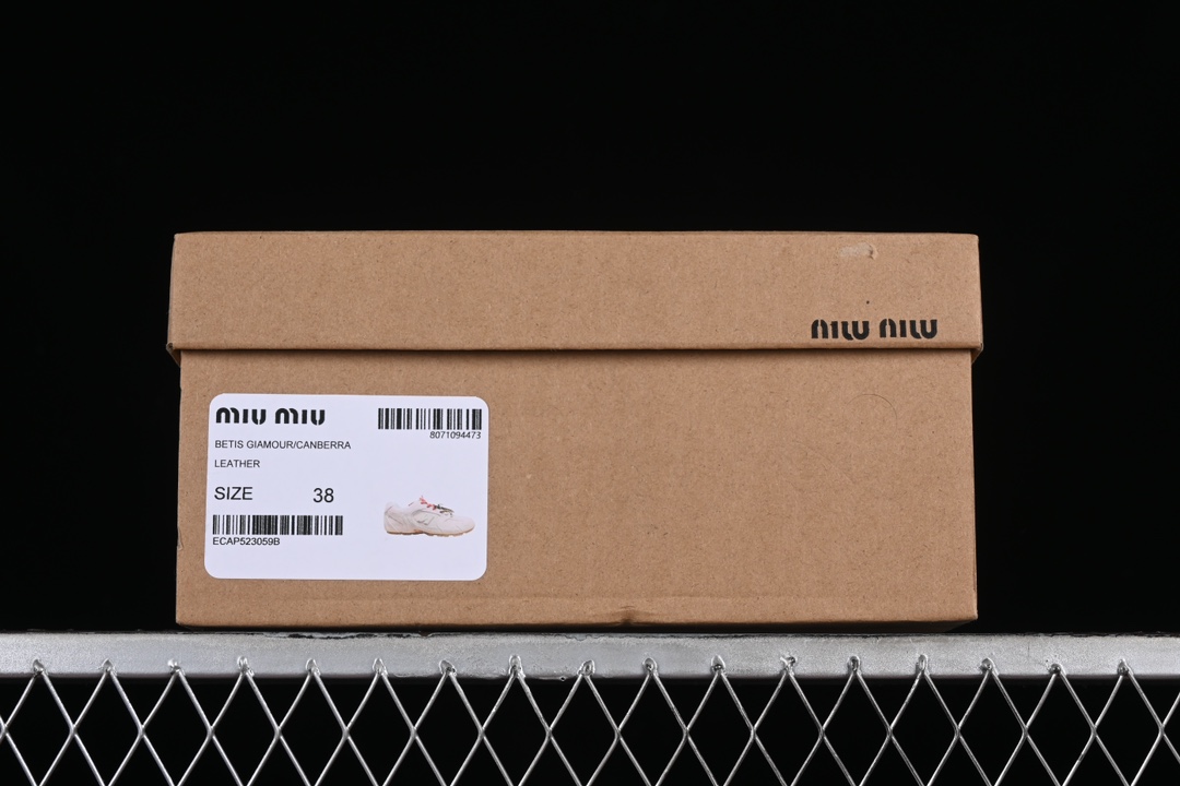 💰260纯原
MiuMiu x New Balance 530系列 意大利奢侈品牌/缪缪联名款低帮经典复古休闲运动慢跑鞋 粉色
#鞋款采用解构和轻盈的设计,彷旧的布料包覆着 New Balance 530的轮廓,刻意磨损、不均匀的皮革色调,让波鞋多了不同的个性 这款联名鞋款配有双鞋带设计,包括白色、橙色、棕色和黄色鞋带,营造出随性系起的感觉,为整体感又多了几分 Boyish 以及率性感
尺码:35 36 37 38 39 40 N.D4
