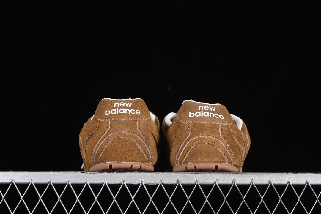 💰300纯原
MiuMiu x New Balance 530系列 意大利奢侈品牌/缪缪联名款低帮经典复古休闲运动慢跑鞋
#鞋款采用解构和轻盈的设计,彷旧的布料包覆着 New Balance 530的轮廓,刻意磨损、不均匀的皮革色调,让波鞋多了不同的个性 这款联名鞋款配有双鞋带设计,包括白色、橙色、棕色和黄色鞋带,营造出随性系起的感觉,为整体感又多了几分 Boyish 以及率性感
尺码:35 36 37 37.5 38 38.5 39.5 40 40.5 41.5 42 42.5 43.5 44 44.5 45 AJD4