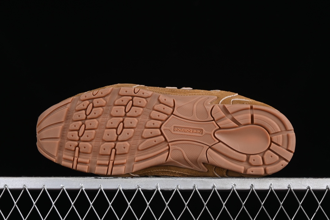 💰300纯原
MiuMiu x New Balance 530系列 意大利奢侈品牌/缪缪联名款低帮经典复古休闲运动慢跑鞋
#鞋款采用解构和轻盈的设计,彷旧的布料包覆着 New Balance 530的轮廓,刻意磨损、不均匀的皮革色调,让波鞋多了不同的个性 这款联名鞋款配有双鞋带设计,包括白色、橙色、棕色和黄色鞋带,营造出随性系起的感觉,为整体感又多了几分 Boyish 以及率性感
尺码:35 36 37 37.5 38 38.5 39.5 40 40.5 41.5 42 42.5 43.5 44 44.5 45 AJD4