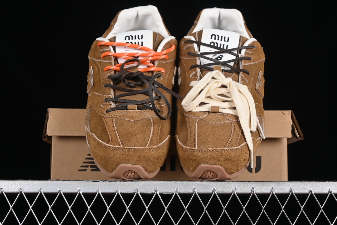 💰300纯原
MiuMiu x New Balance 530系列 意大利奢侈品牌/缪缪联名款低帮经典复古休闲运动慢跑鞋
#鞋款采用解构和轻盈的设计,彷旧的布料包覆着 New Balance 530的轮廓,刻意磨损、不均匀的皮革色调,让波鞋多了不同的个性 这款联名鞋款配有双鞋带设计,包括白色、橙色、棕色和黄色鞋带,营造出随性系起的感觉,为整体感又多了几分 Boyish 以及率性感
尺码:35 36 37 37.5 38 38.5 39.5 40 40.5 41.5 42 42.5 43.5 44 44.5 45 AJD4