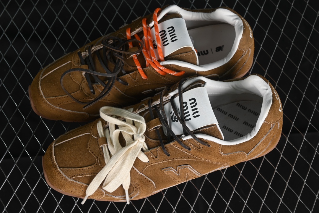 💰300纯原
MiuMiu x New Balance 530系列 意大利奢侈品牌/缪缪联名款低帮经典复古休闲运动慢跑鞋
#鞋款采用解构和轻盈的设计,彷旧的布料包覆着 New Balance 530的轮廓,刻意磨损、不均匀的皮革色调,让波鞋多了不同的个性 这款联名鞋款配有双鞋带设计,包括白色、橙色、棕色和黄色鞋带,营造出随性系起的感觉,为整体感又多了几分 Boyish 以及率性感
尺码:35 36 37 37.5 38 38.5 39.5 40 40.5 41.5 42 42.5 43.5 44 44.5 45 AJD4