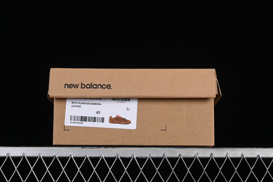 💰300纯原
MiuMiu x New Balance 530系列 意大利奢侈品牌/缪缪联名款低帮经典复古休闲运动慢跑鞋
#鞋款采用解构和轻盈的设计,彷旧的布料包覆着 New Balance 530的轮廓,刻意磨损、不均匀的皮革色调,让波鞋多了不同的个性 这款联名鞋款配有双鞋带设计,包括白色、橙色、棕色和黄色鞋带,营造出随性系起的感觉,为整体感又多了几分 Boyish 以及率性感
尺码:35 36 37 37.5 38 38.5 39.5 40 40.5 41.5 42 42.5 43.5 44 44.5 45 AJD4