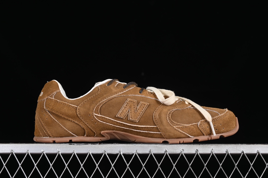 💰300纯原
MiuMiu x New Balance 530系列 意大利奢侈品牌/缪缪联名款低帮经典复古休闲运动慢跑鞋
#鞋款采用解构和轻盈的设计,彷旧的布料包覆着 New Balance 530的轮廓,刻意磨损、不均匀的皮革色调,让波鞋多了不同的个性 这款联名鞋款配有双鞋带设计,包括白色、橙色、棕色和黄色鞋带,营造出随性系起的感觉,为整体感又多了几分 Boyish 以及率性感
尺码:35 36 37 37.5 38 38.5 39.5 40 40.5 41.5 42 42.5 43.5 44 44.5 45 AJD4