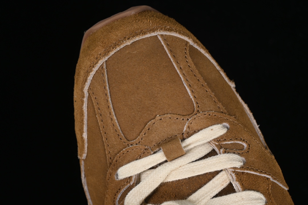 💰300纯原
MiuMiu x New Balance 530系列 意大利奢侈品牌/缪缪联名款低帮经典复古休闲运动慢跑鞋
#鞋款采用解构和轻盈的设计,彷旧的布料包覆着 New Balance 530的轮廓,刻意磨损、不均匀的皮革色调,让波鞋多了不同的个性 这款联名鞋款配有双鞋带设计,包括白色、橙色、棕色和黄色鞋带,营造出随性系起的感觉,为整体感又多了几分 Boyish 以及率性感
尺码:35 36 37 37.5 38 38.5 39.5 40 40.5 41.5 42 42.5 43.5 44 44.5 45 AJD4