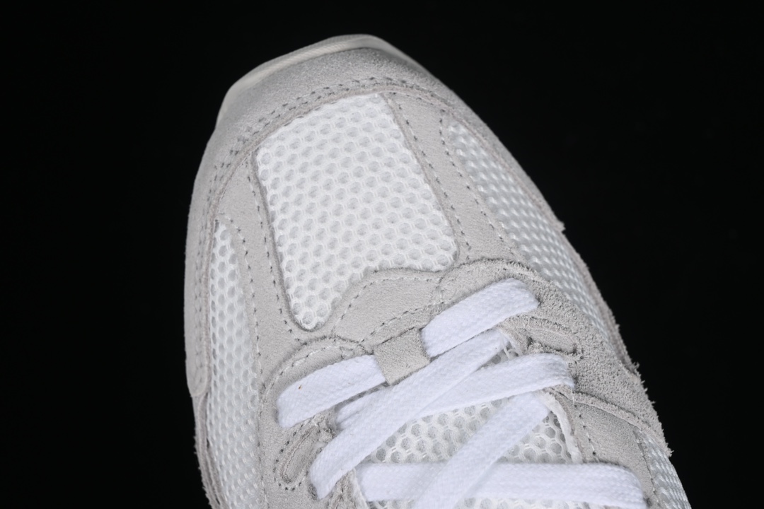 💰300纯原
MiuMiu x New Balance 530系列 意大利奢侈品牌/缪缪联名款低帮经典复古休闲运动慢跑鞋
#鞋款采用解构和轻盈的设计,彷旧的布料包覆着 New Balance 530的轮廓,刻意磨损、不均匀的皮革色调,让波鞋多了不同的个性 这款联名鞋款配有双鞋带设计,包括白色、橙色、棕色和黄色鞋带,营造出随性系起的感觉,为整体感又多了几分 Boyish 以及率性感
尺码:35 36 37 37.5 38 38.5 39.5 40 40.5 41.5 42 42.5 43.5 44 44.5 45 AJD4