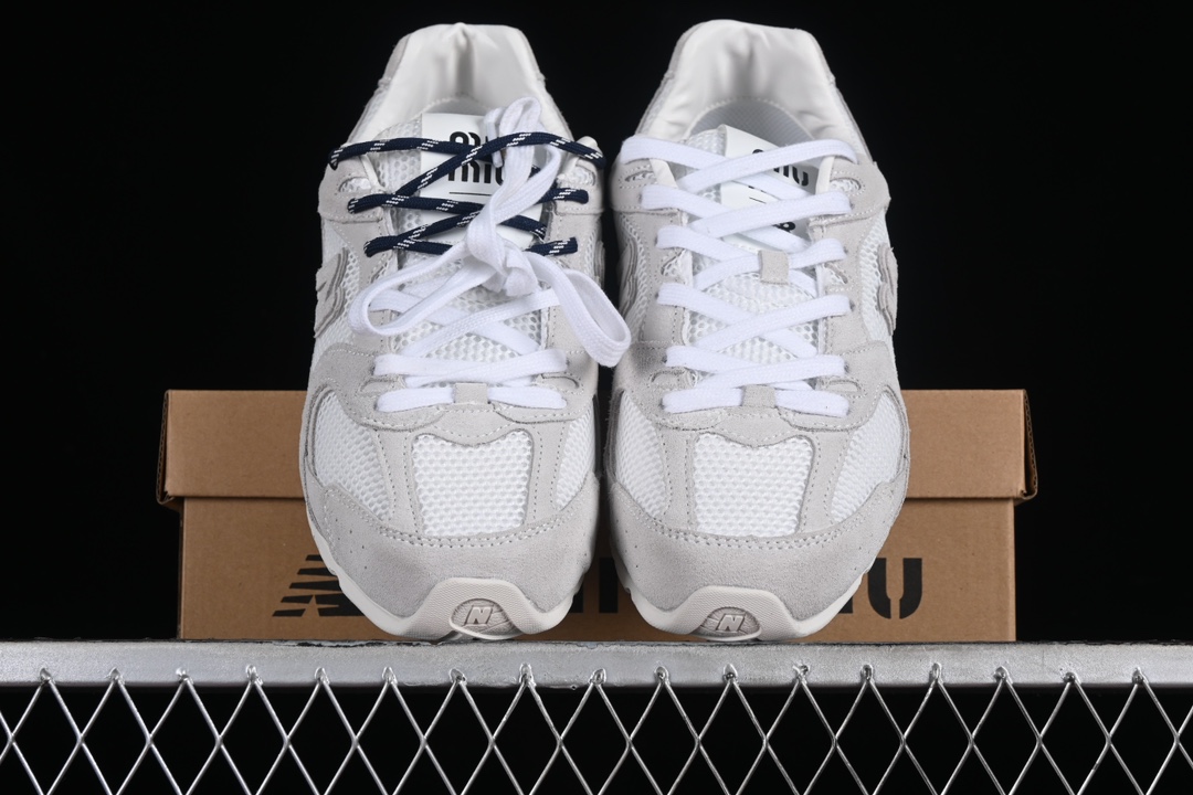 💰300纯原
MiuMiu x New Balance 530系列 意大利奢侈品牌/缪缪联名款低帮经典复古休闲运动慢跑鞋
#鞋款采用解构和轻盈的设计,彷旧的布料包覆着 New Balance 530的轮廓,刻意磨损、不均匀的皮革色调,让波鞋多了不同的个性 这款联名鞋款配有双鞋带设计,包括白色、橙色、棕色和黄色鞋带,营造出随性系起的感觉,为整体感又多了几分 Boyish 以及率性感
尺码:35 36 37 37.5 38 38.5 39.5 40 40.5 41.5 42 42.5 43.5 44 44.5 45 AJD4