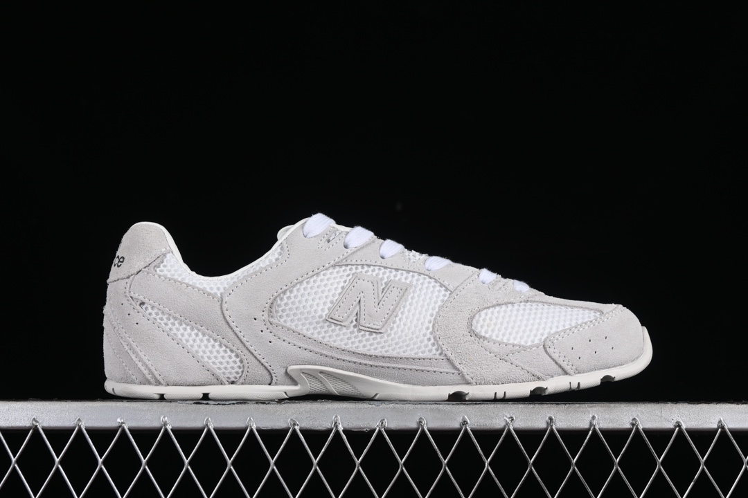 💰300纯原
MiuMiu x New Balance 530系列 意大利奢侈品牌/缪缪联名款低帮经典复古休闲运动慢跑鞋
#鞋款采用解构和轻盈的设计,彷旧的布料包覆着 New Balance 530的轮廓,刻意磨损、不均匀的皮革色调,让波鞋多了不同的个性 这款联名鞋款配有双鞋带设计,包括白色、橙色、棕色和黄色鞋带,营造出随性系起的感觉,为整体感又多了几分 Boyish 以及率性感
尺码:35 36 37 37.5 38 38.5 39.5 40 40.5 41.5 42 42.5 43.5 44 44.5 45 AJD4