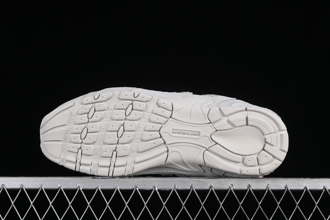 💰300纯原
MiuMiu x New Balance 530系列 意大利奢侈品牌/缪缪联名款低帮经典复古休闲运动慢跑鞋
#鞋款采用解构和轻盈的设计,彷旧的布料包覆着 New Balance 530的轮廓,刻意磨损、不均匀的皮革色调,让波鞋多了不同的个性 这款联名鞋款配有双鞋带设计,包括白色、橙色、棕色和黄色鞋带,营造出随性系起的感觉,为整体感又多了几分 Boyish 以及率性感
尺码:35 36 37 37.5 38 38.5 39.5 40 40.5 41.5 42 42.5 43.5 44 44.5 45 AJD4