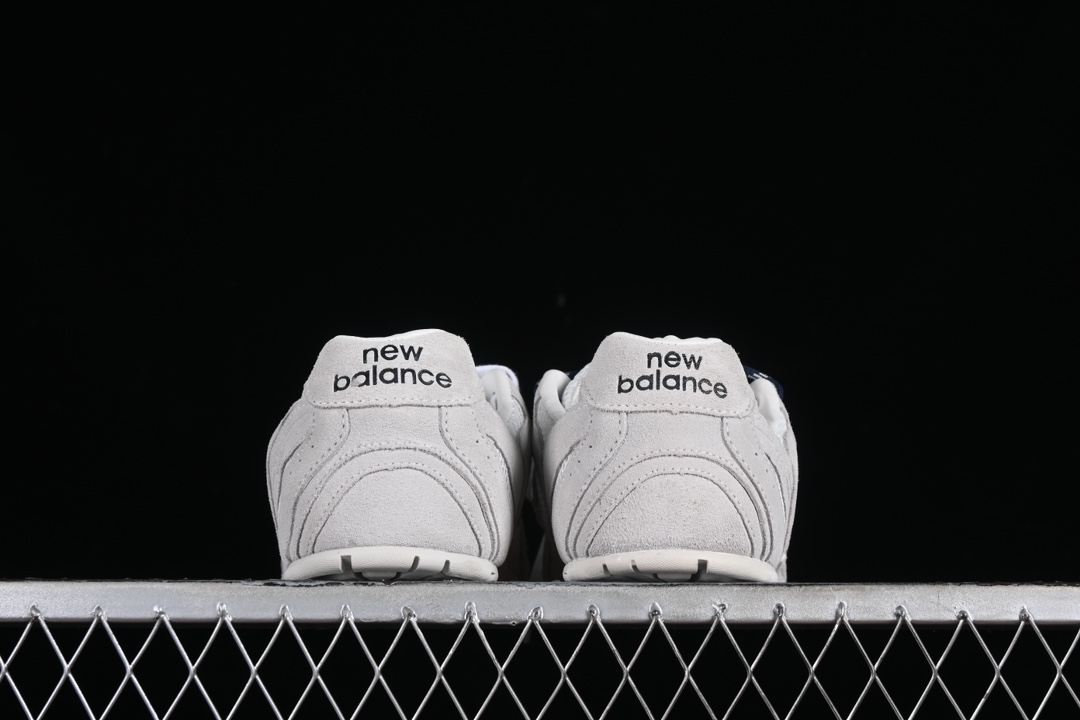 💰300纯原
MiuMiu x New Balance 530系列 意大利奢侈品牌/缪缪联名款低帮经典复古休闲运动慢跑鞋
#鞋款采用解构和轻盈的设计,彷旧的布料包覆着 New Balance 530的轮廓,刻意磨损、不均匀的皮革色调,让波鞋多了不同的个性 这款联名鞋款配有双鞋带设计,包括白色、橙色、棕色和黄色鞋带,营造出随性系起的感觉,为整体感又多了几分 Boyish 以及率性感
尺码:35 36 37 37.5 38 38.5 39.5 40 40.5 41.5 42 42.5 43.5 44 44.5 45 AJD4