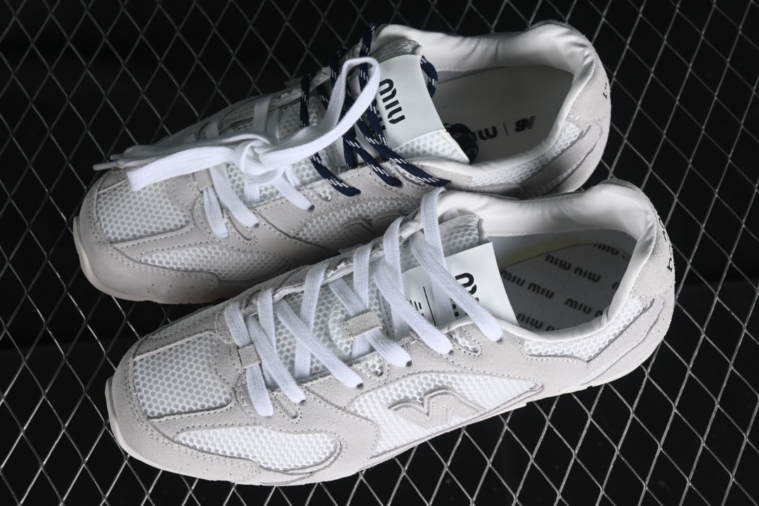 💰300纯原
MiuMiu x New Balance 530系列 意大利奢侈品牌/缪缪联名款低帮经典复古休闲运动慢跑鞋
#鞋款采用解构和轻盈的设计,彷旧的布料包覆着 New Balance 530的轮廓,刻意磨损、不均匀的皮革色调,让波鞋多了不同的个性 这款联名鞋款配有双鞋带设计,包括白色、橙色、棕色和黄色鞋带,营造出随性系起的感觉,为整体感又多了几分 Boyish 以及率性感
尺码:35 36 37 37.5 38 38.5 39.5 40 40.5 41.5 42 42.5 43.5 44 44.5 45 AJD4