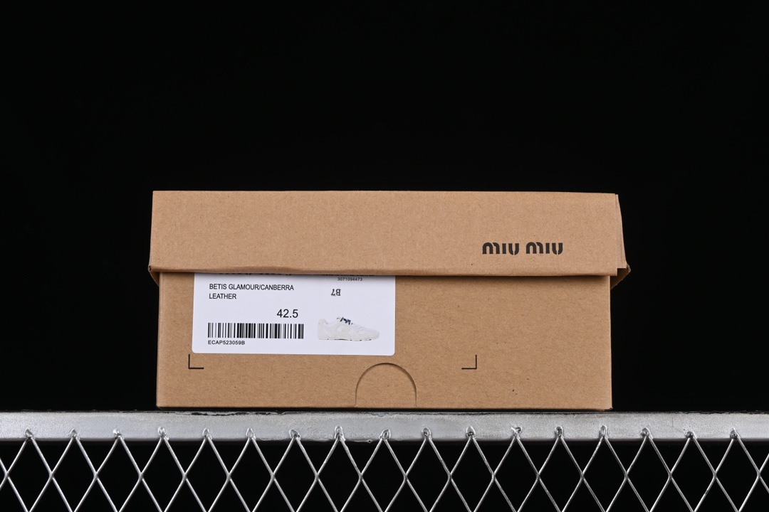 💰300纯原
MiuMiu x New Balance 530系列 意大利奢侈品牌/缪缪联名款低帮经典复古休闲运动慢跑鞋
#鞋款采用解构和轻盈的设计,彷旧的布料包覆着 New Balance 530的轮廓,刻意磨损、不均匀的皮革色调,让波鞋多了不同的个性 这款联名鞋款配有双鞋带设计,包括白色、橙色、棕色和黄色鞋带,营造出随性系起的感觉,为整体感又多了几分 Boyish 以及率性感
尺码:35 36 37 37.5 38 38.5 39.5 40 40.5 41.5 42 42.5 43.5 44 44.5 45 AJD4