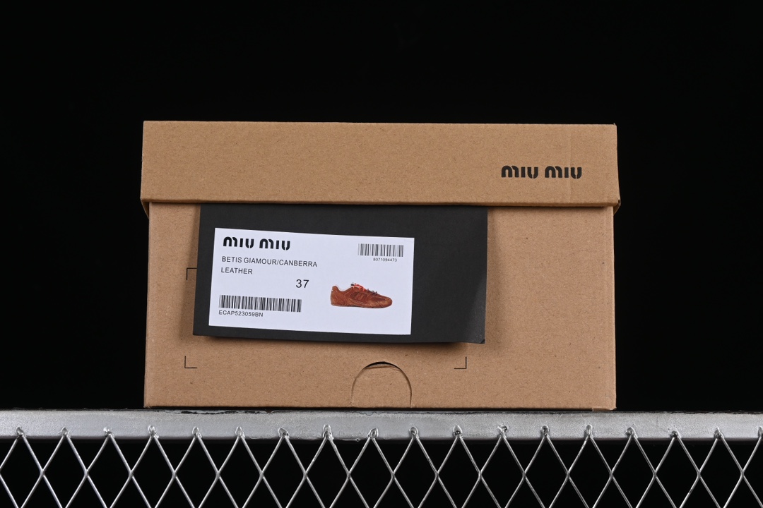 💰240纯原
MiuMiu x New Balance 530系列 意大利奢侈品牌/缪缪联名款低帮经典复古休闲运动慢跑鞋
#鞋款采用解构和轻盈的设计,彷旧的布料包覆着 New Balance 530的轮廓,刻意磨损、不均匀的皮革色调,让波鞋多了不同的个性 这款联名鞋款配有双鞋带设计,包括白色、橙色、棕色和黄色鞋带,营造出随性系起的感觉,为整体感又多了几分 Boyish 以及率性感
尺码:36 37 37.5 38 38.5 39.5 40 40.5 41.5 42 42.5 43.5 44 44.5 45 H8D4