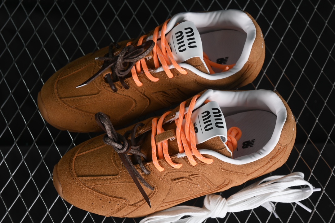 💰240纯原
MiuMiu x New Balance 530系列 意大利奢侈品牌/缪缪联名款低帮经典复古休闲运动慢跑鞋
#鞋款采用解构和轻盈的设计,彷旧的布料包覆着 New Balance 530的轮廓,刻意磨损、不均匀的皮革色调,让波鞋多了不同的个性 这款联名鞋款配有双鞋带设计,包括白色、橙色、棕色和黄色鞋带,营造出随性系起的感觉,为整体感又多了几分 Boyish 以及率性感
尺码:36 37 37.5 38 38.5 39.5 40 40.5 41.5 42 42.5 43.5 44 44.5 45 H8D4